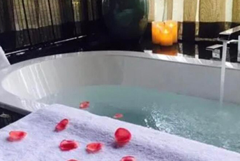 南京江宁区水疗池中的失重冥想：当身体学会漂浮